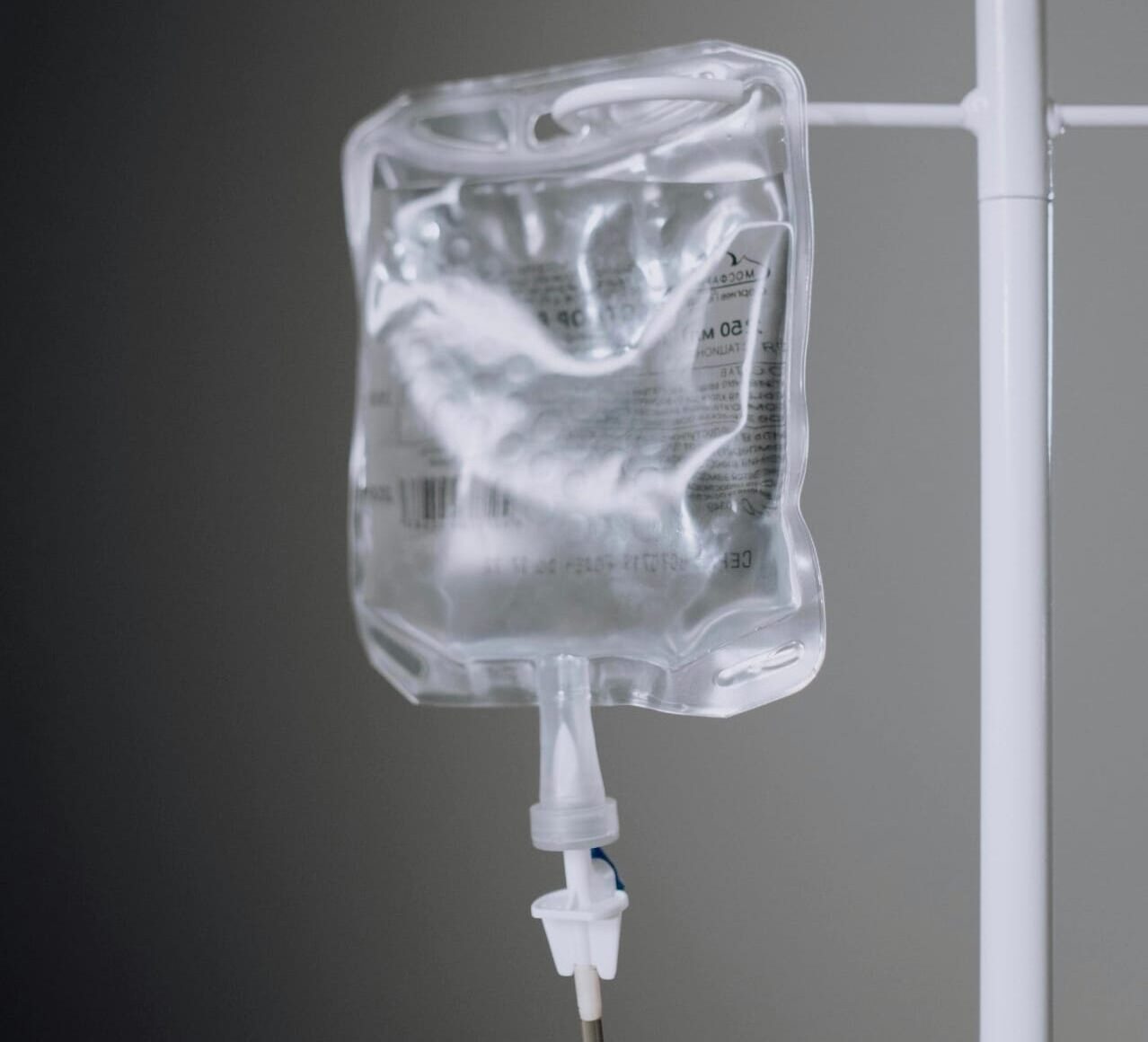 Infusionsbeutel am Ständer — intravenöse Wasserstoff-Therapie