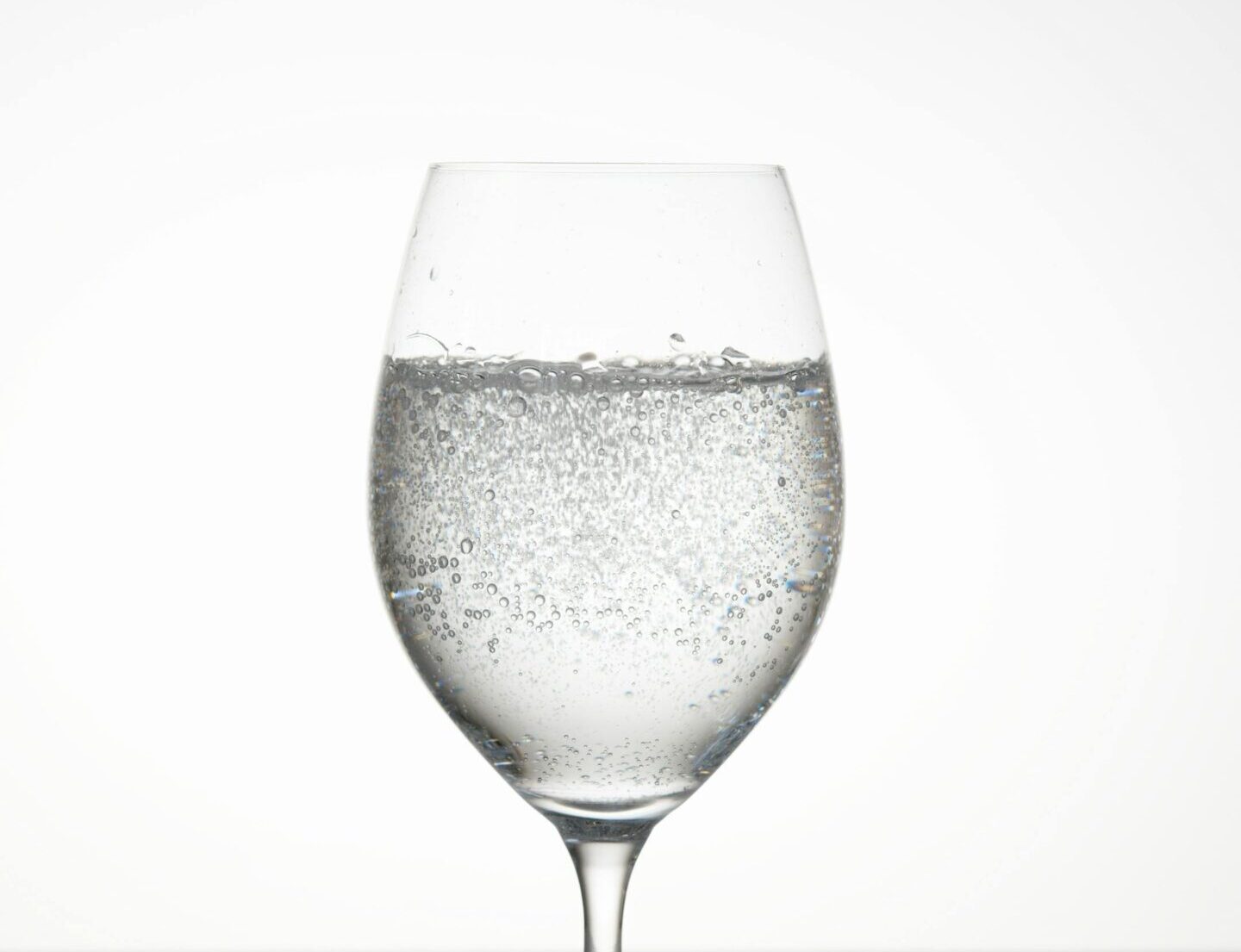 Glas mit klarem, sprudelndem Wasser — wasserstoffreiches Wasser für Magen und Darm