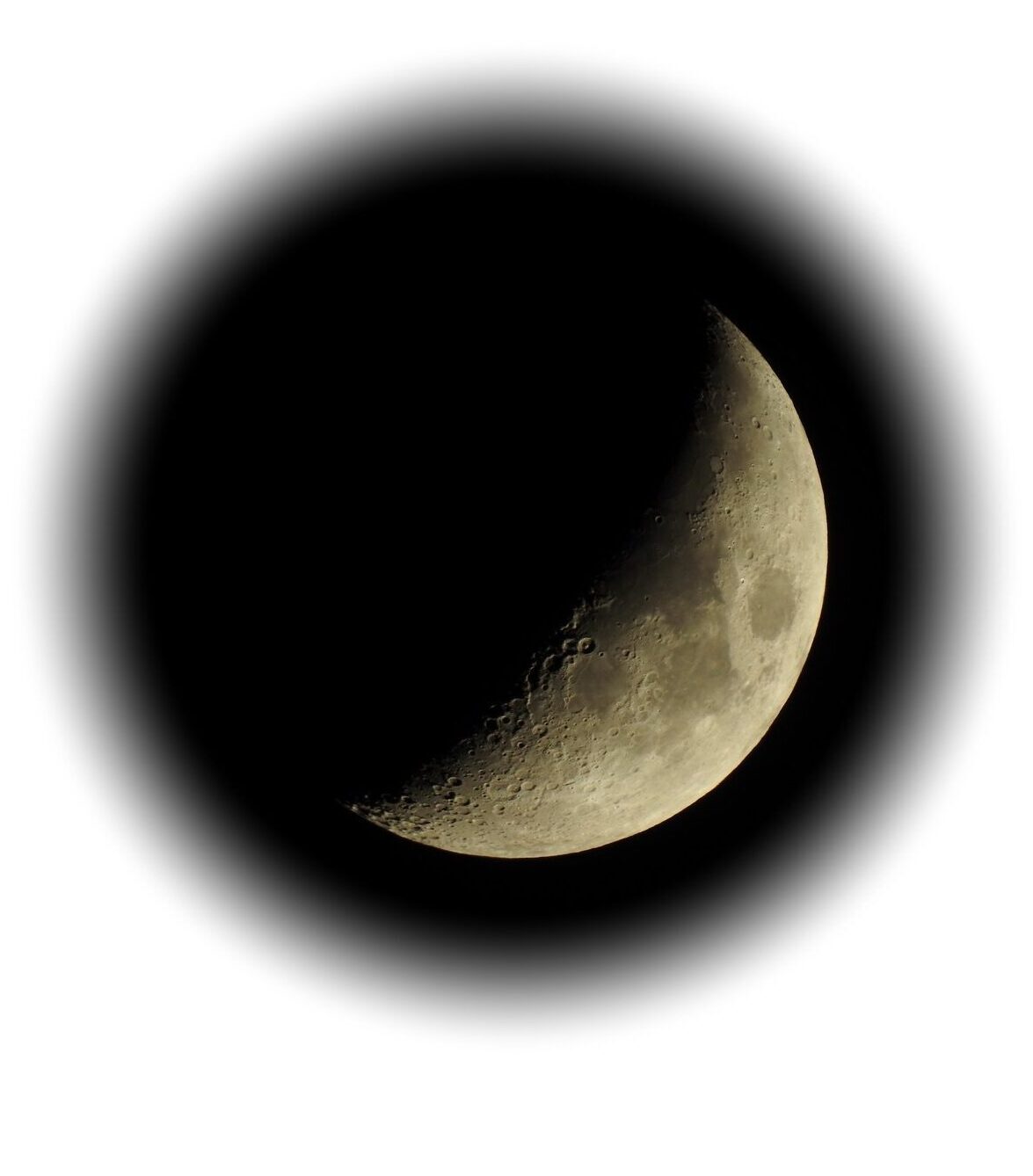 Zunehmender Mond mit sichtbaren Kratern und Oberflächendetails vor schwarzem Nachthimmel